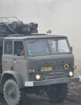 Jazda ciężarówką wojskową