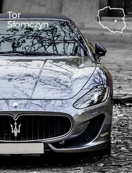 niebieskie maserati granturismo podczas jazdy