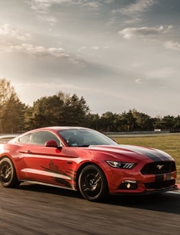 Jazda na miejscu pasażera Forda Mustanga dla dziecka