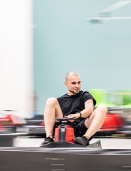 mężczyzna w czerwonym gokarcie