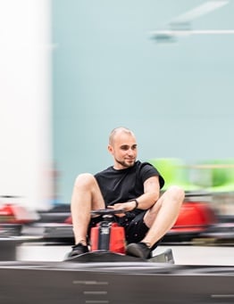 mężczyzna w czerwonym gokarcie