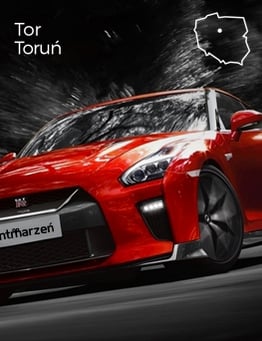 Nissan GT-R w czerwieni na zakręcie.
