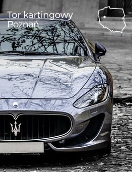 Niebieskie maserati granturismo pędzące po torze wyścigowym