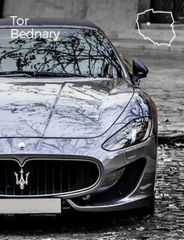 Niebieskie maserati granturismo pędzące po torze wyścigowym