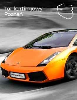 Pomarańczowe auto w akcji na torze wyścigowym