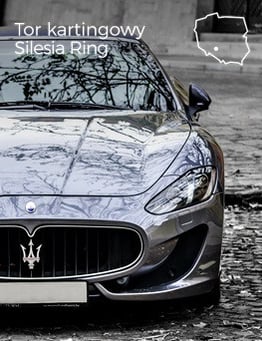 Niebieskie maserati granturismo pędzące po torze wyścigowym
