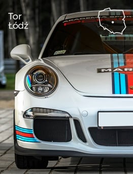 Sportowa sylwetka Porsche 911 mknącego po torze