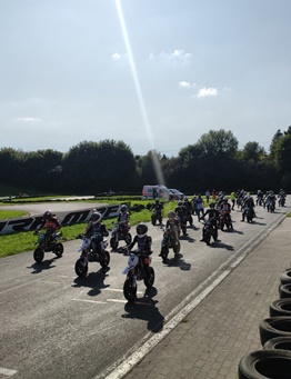 motocykliści na torze