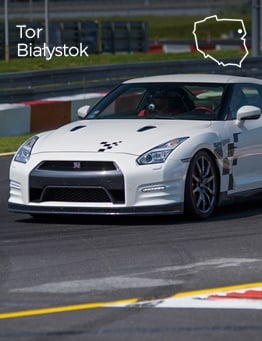 Nissan GT-R na terenie toru wyścigowego