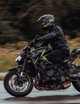 mężczyzna na motocyklu