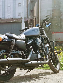 stojący motocykl Harley Davidson