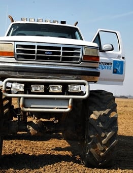 biały monster truck widok przodem