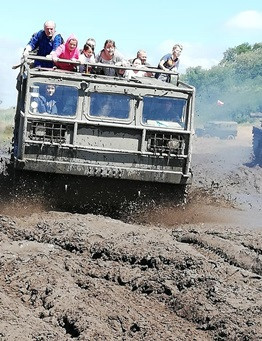 ciągnik artyleryjski z pasażerami