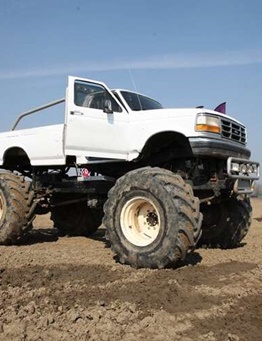 biały monster truck na torze