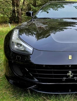 czarne, sportowe ferrari gtc4
