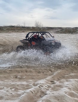 Buggy przejeżdżające przez piach z lodem
