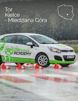 Auto jeździ na torze