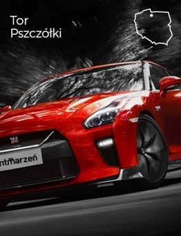 Czerwony Nissan GT-R pędzący po torze.
