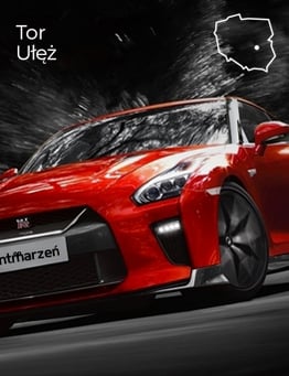 Czerwony sportowy GT-R w ruchu.