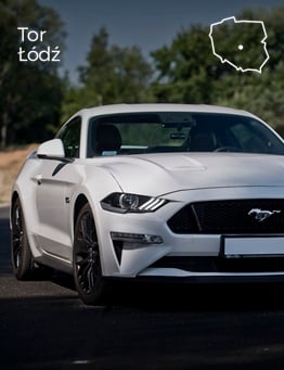 czerwony ford mustang widok z przodu