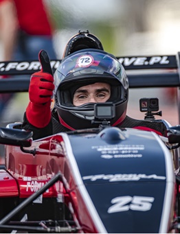 mężczyzna siedzący w bolidzie