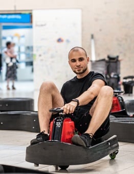 mężczyzna w czerwonym gokarcie