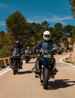 grupa motocyklistów