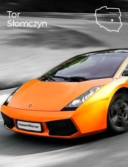 Pomarańczowe Lamborghini w jeździe na torze