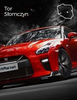 Wyścigowy czerwony GT-R na trasie.