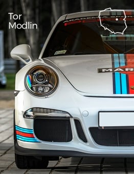 Sportowa sylwetka Porsche 911 mknącego po torze