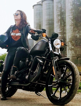 kobieta przy motocyklu