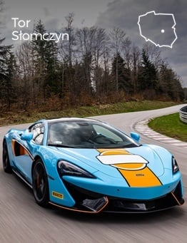 niebieski mclaren na torze