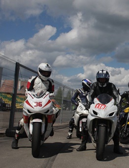 motocykliści w czasie track day