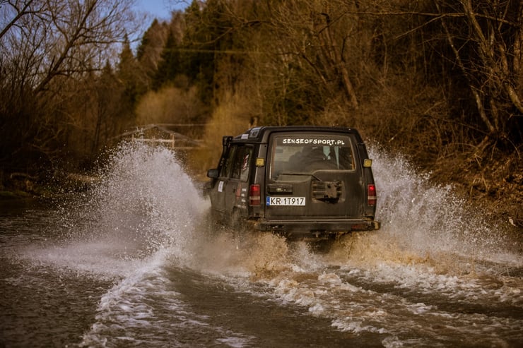 Auto terenowe jedzie przez wodę