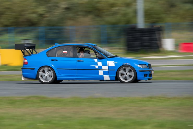 Przód niebieskiego BMW