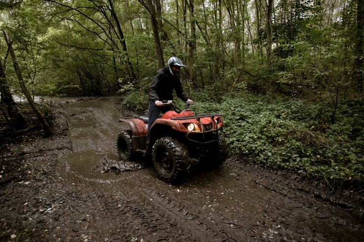 czerwony quad w lesie