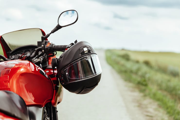 kast motocyklowy wiszący na kierownicy