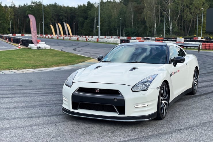 Biały sportowy GT-R w akcji.
