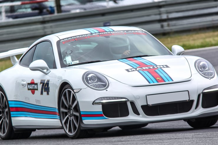 Sportowa sylwetka Porsche 911 mknącego po torze