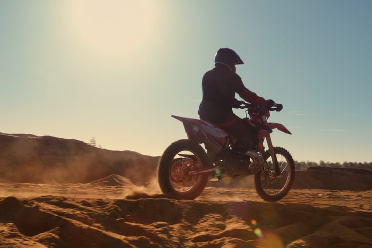 jazda motocyklem w terenie