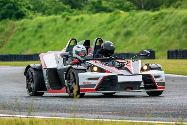 jazda ktm x-bow na torze wyścigowym