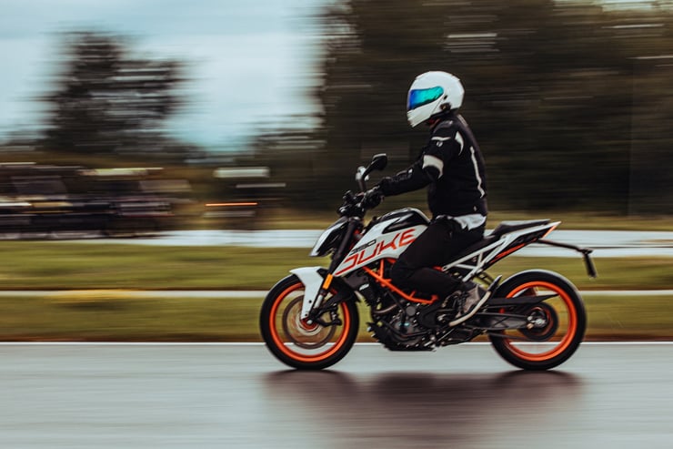 przejazd na motocyklu po torze