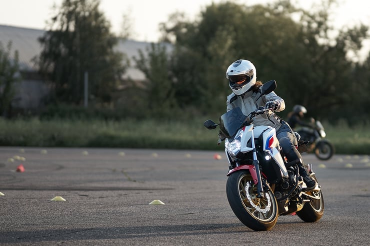 mężczyzna jadący na motocyklu