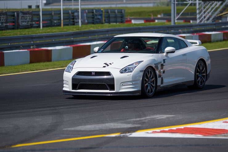 Sportowy Nissan GT-R podczas jazdy