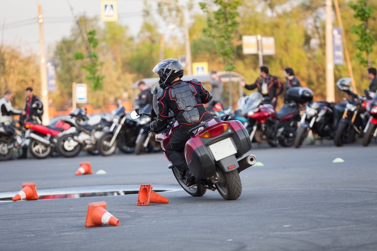 jazda motocyklem na torze