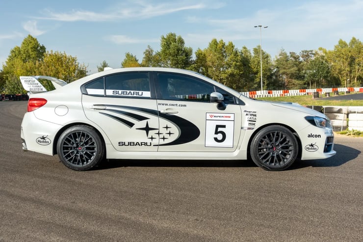 boczny kadr na stojące subaru