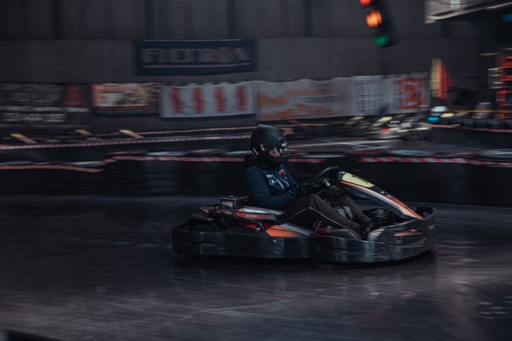 gokart na torze wyścigowym