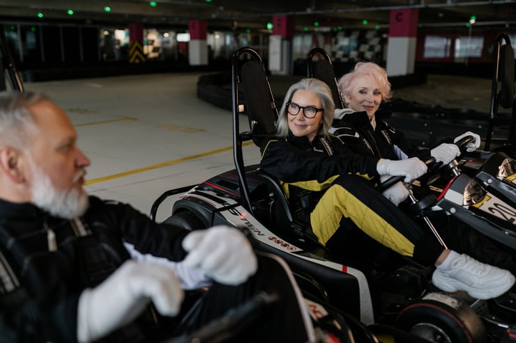 kobiety i mężczyzna w gokarcie