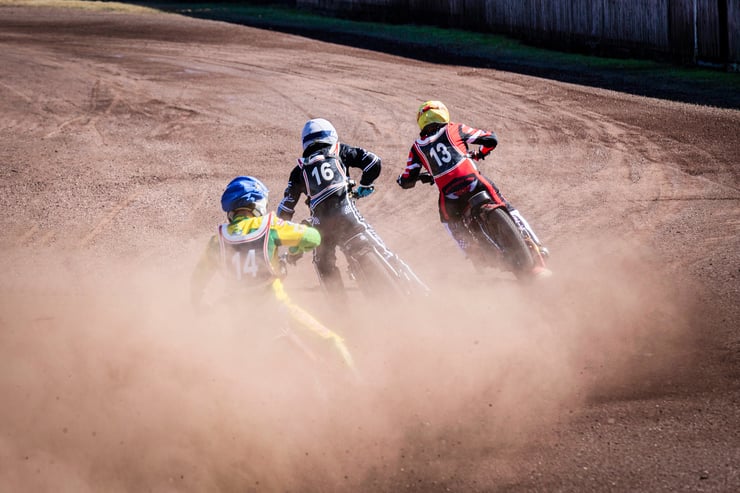 jazda motocyklem na torze żużlowym