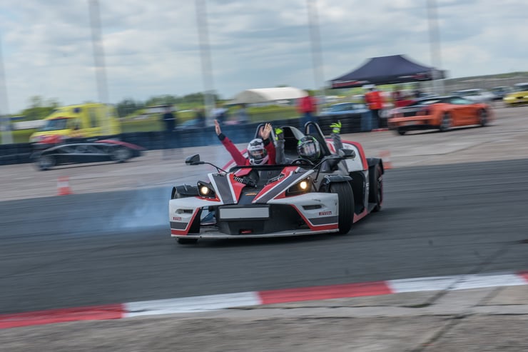 Dwa bolidy KTM X-BOW obok siebie